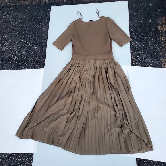 Madeleine long dress in Olive Green. 6 - Picture 3 of 14